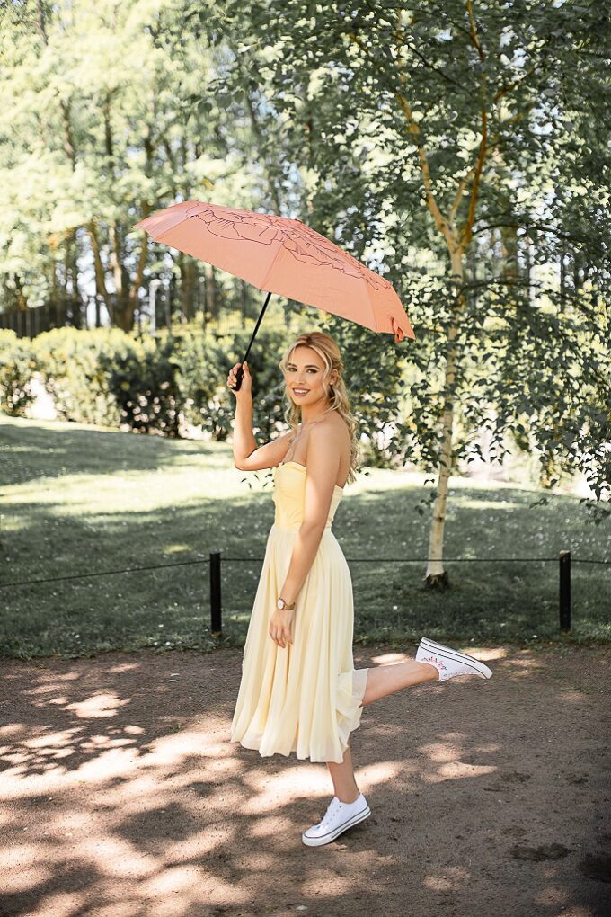 naine oranzi vihmavarjuga