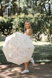 naine koos tugeva vihmavari uv kaitsega eesti disain