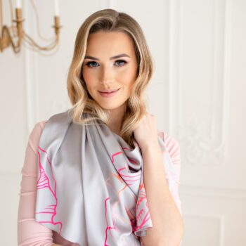 modellil on kaelas siidne hõbehall sall loven