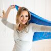 modellil on käes sinine sall pojengiga