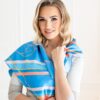 modellil on õlgade peal ilus sininse sall sarah loven