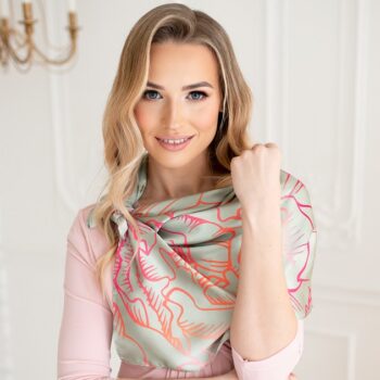 modellil on seljas roosa kleit ja õrn khaki värvi sall