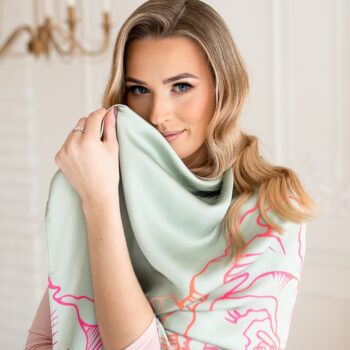 modellil on käes ilus roheline khaki toonis sall