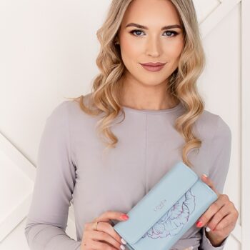 naine sinise rahakotiga