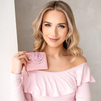 naine roosa rahakotiga